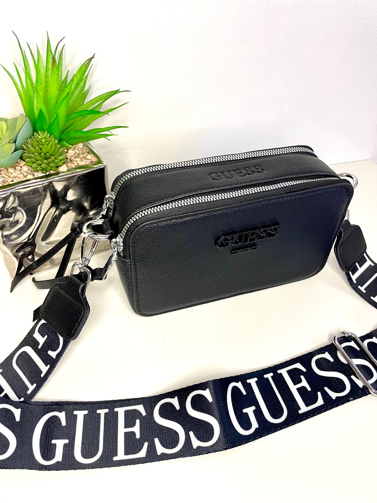 1.-Croosbody negro Guess
