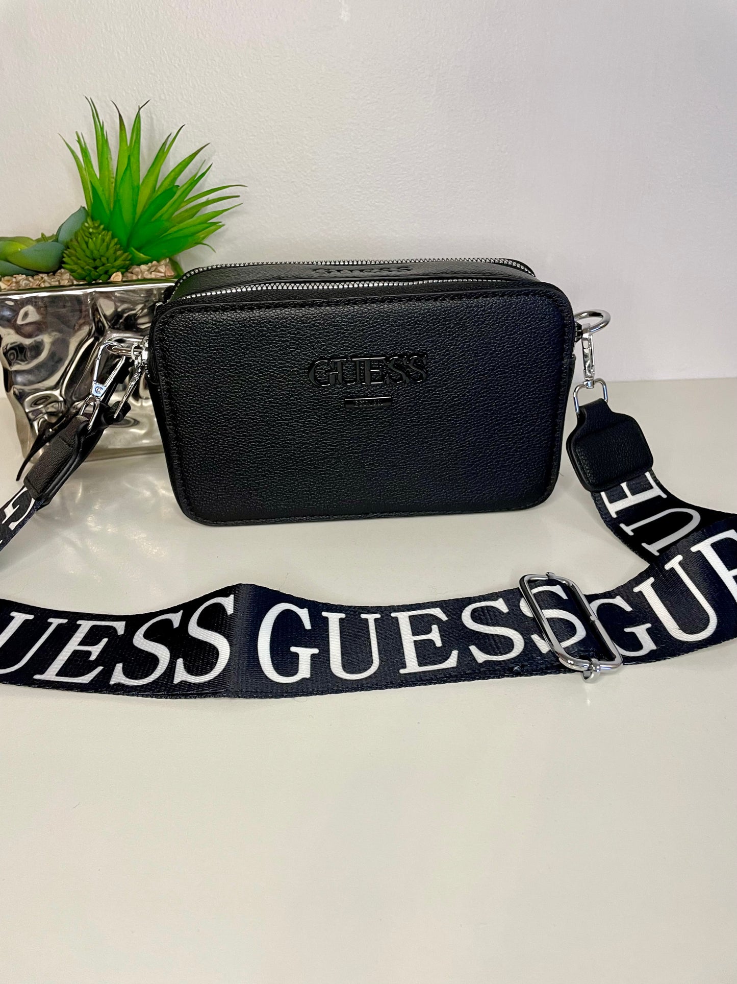1.-Croosbody negro Guess