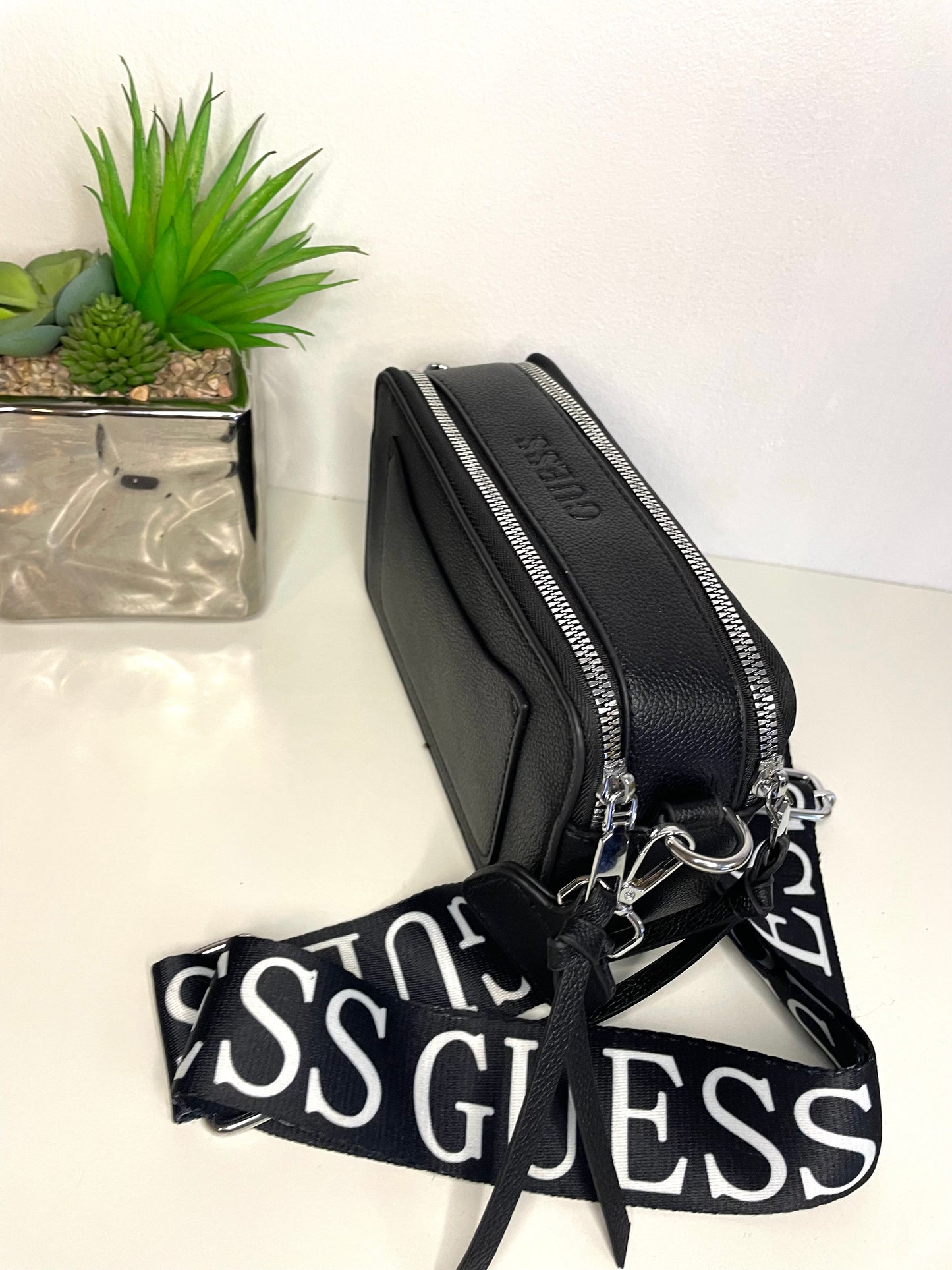 1.-Croosbody negro Guess