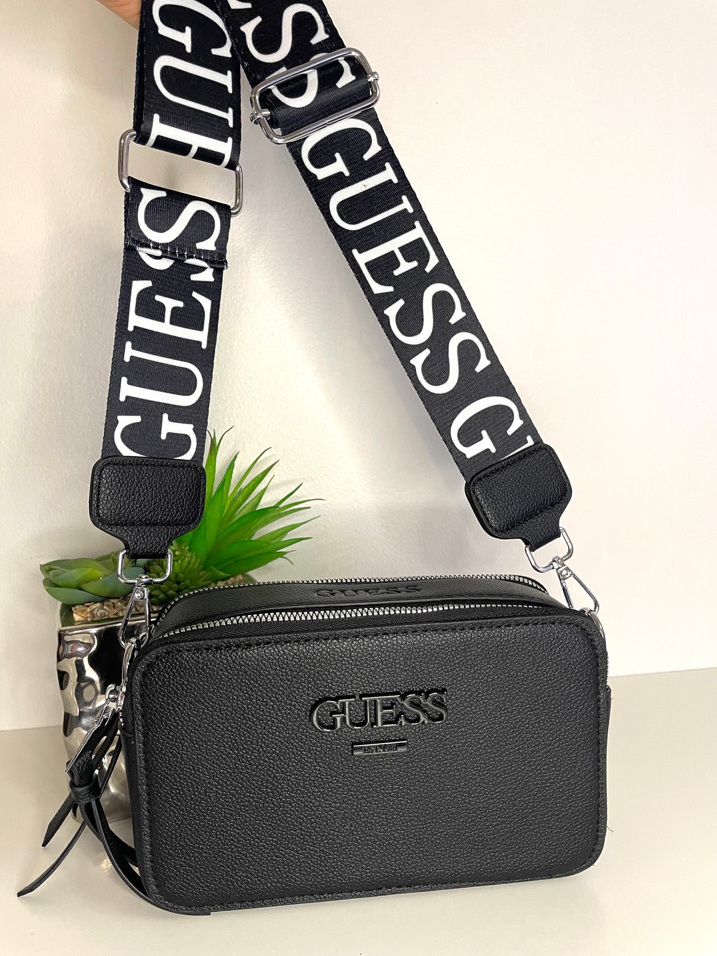 1.-Croosbody negro Guess