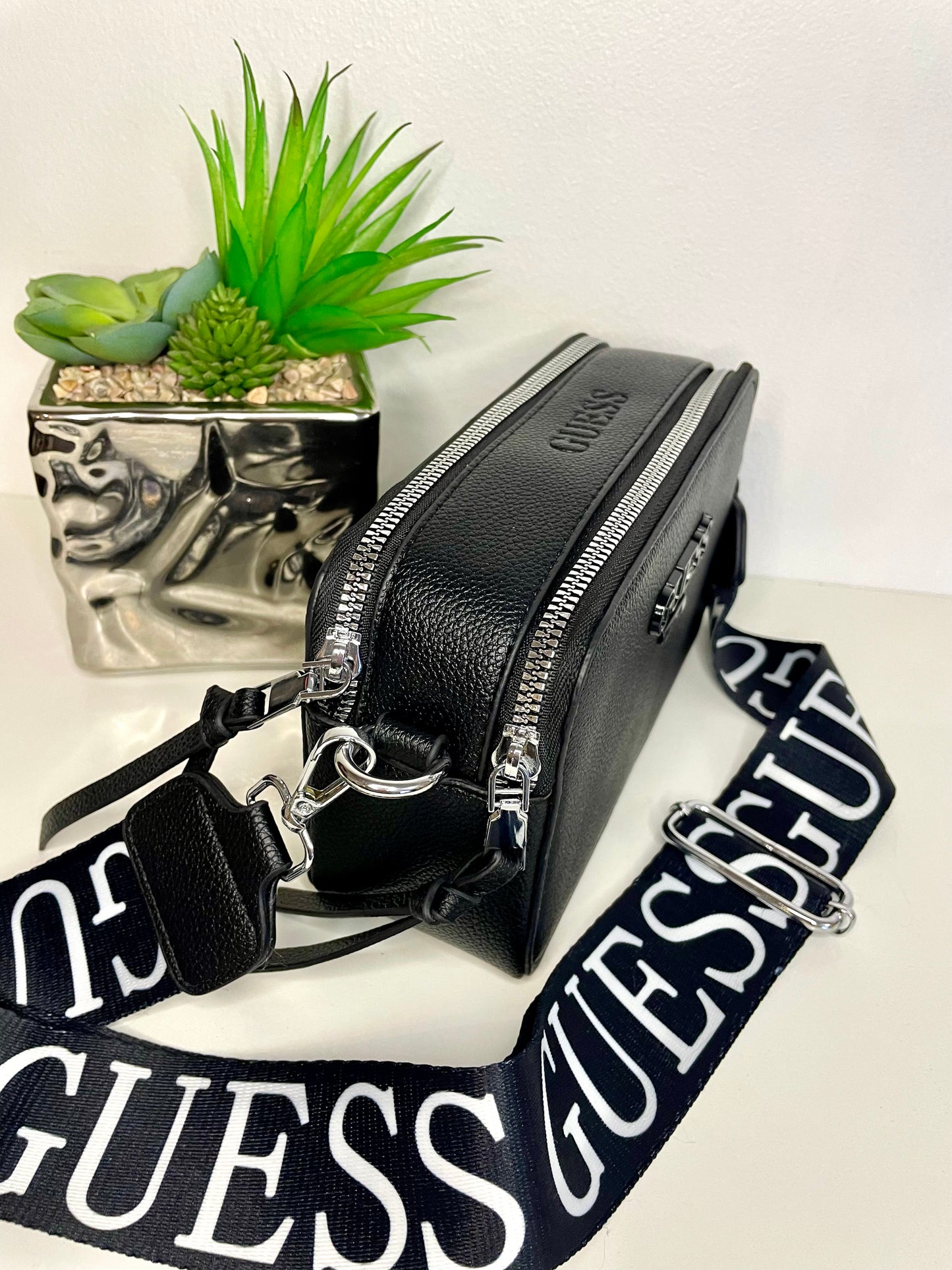 1.-Croosbody negro Guess